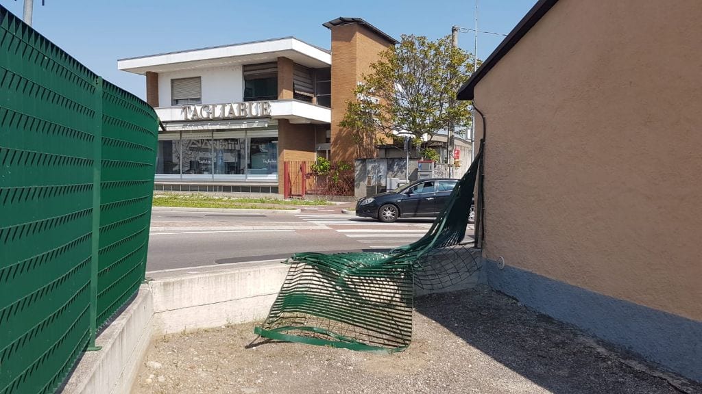 Ieri a Saronno: Mini Cooper sfonda recinzione. Montagna di rifiuti in tangenziale. Freddo in palestra al liceo