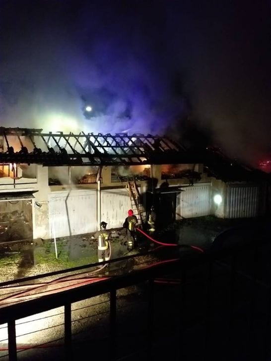 Incendio a Limbiate: due auto bruciate e il tetto di un cascinale distrutto