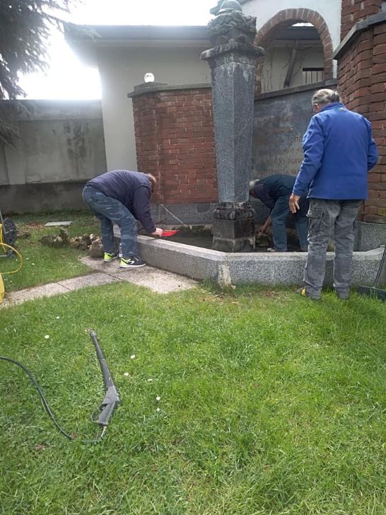 Rovello Porro, volontari dell’Ave ripuliscono la fontana del monumento ai Caduti