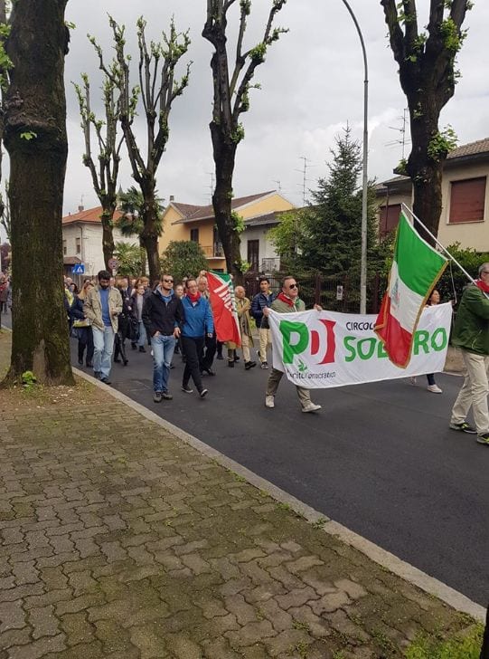 25 aprile Solaro: il Pd sfila con lo striscione di partito, Forza Italia protesta con la bandiera