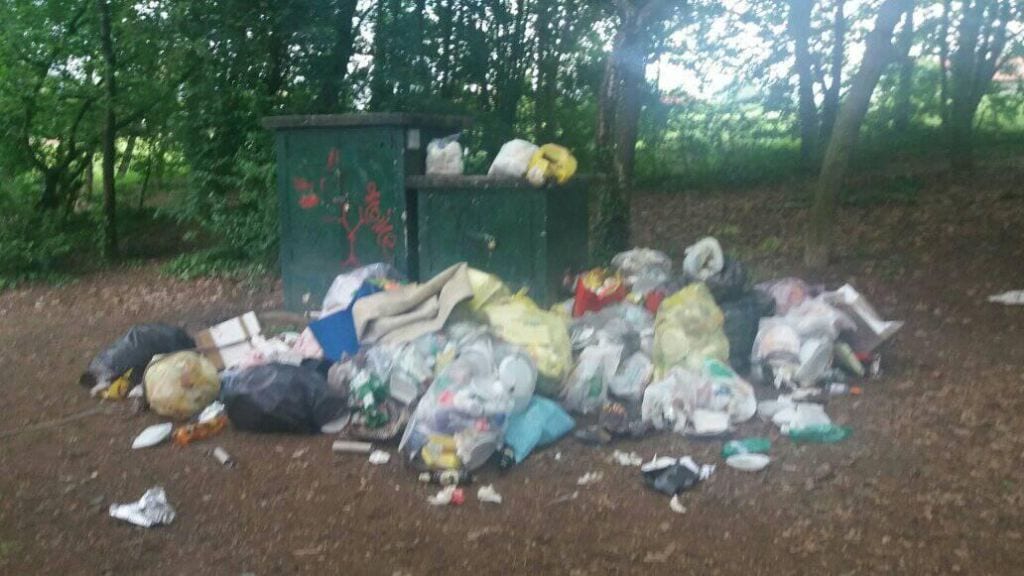 Montagna di rifiuti al Parco Lura, si continua a fare pic nic anche accanto alla spazzatura
