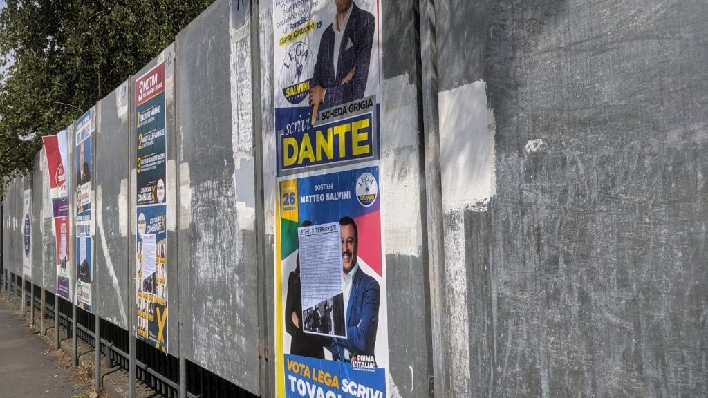 Raid dei “Malfattori del Saronnese”, volantini contro i leghisti sui cartelloni elettorali