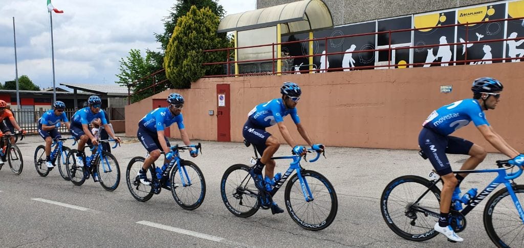 Giro d’Italia, a Saronno i corridori passeranno… sui bus delle squadre
