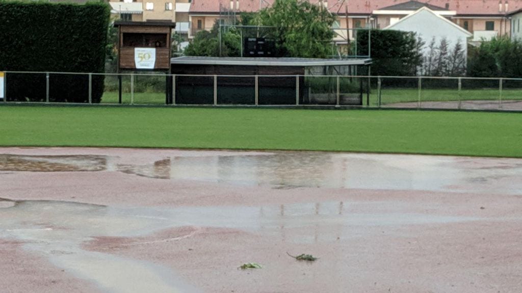 Maxi acquazzone, campo allagato: salta il derby di softball Caronno-Saronno
