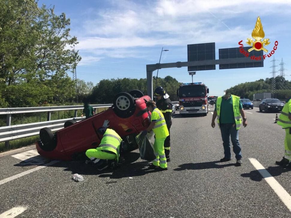 Incidente in autostrada: Matiz cappottata sulla A9 a Turate