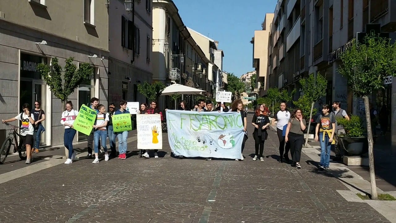 Friday for Future a Saronno: corteo studenti superiori e elementari