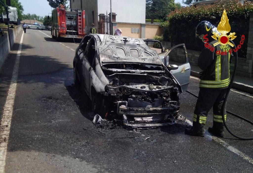 Auto in fiamme a Olgiate Olona, intervengono i pompieri
