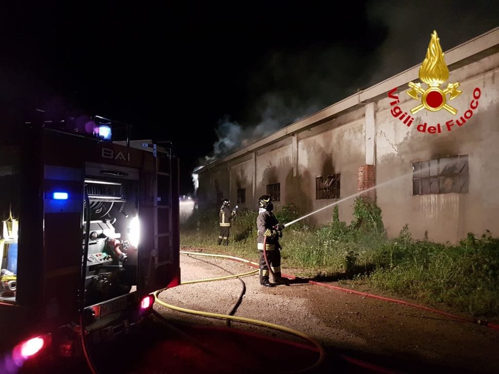 Varesotto: pompieri in azione dalla notte per incendio deposito rotoballe