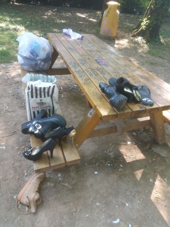 Al parco di via San Giacomo adesso spuntano 15 paia di scarpe: refurtiva o rifiuti?