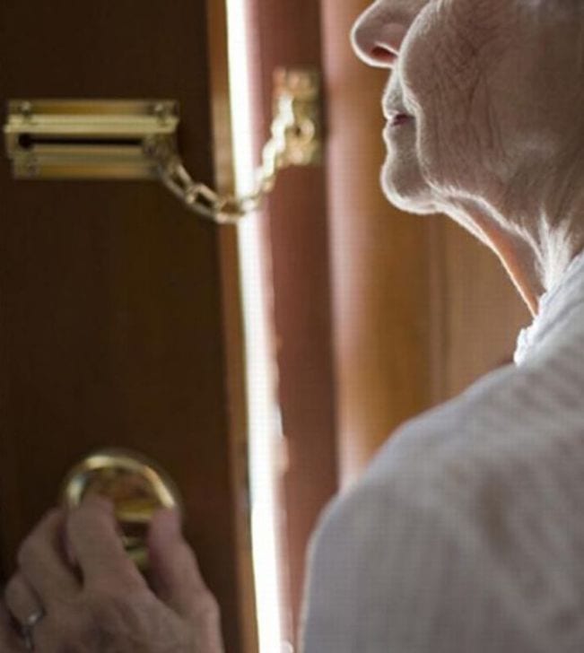 Anziana vittima di truffa: apre la porta ai malfattori temendo violenza