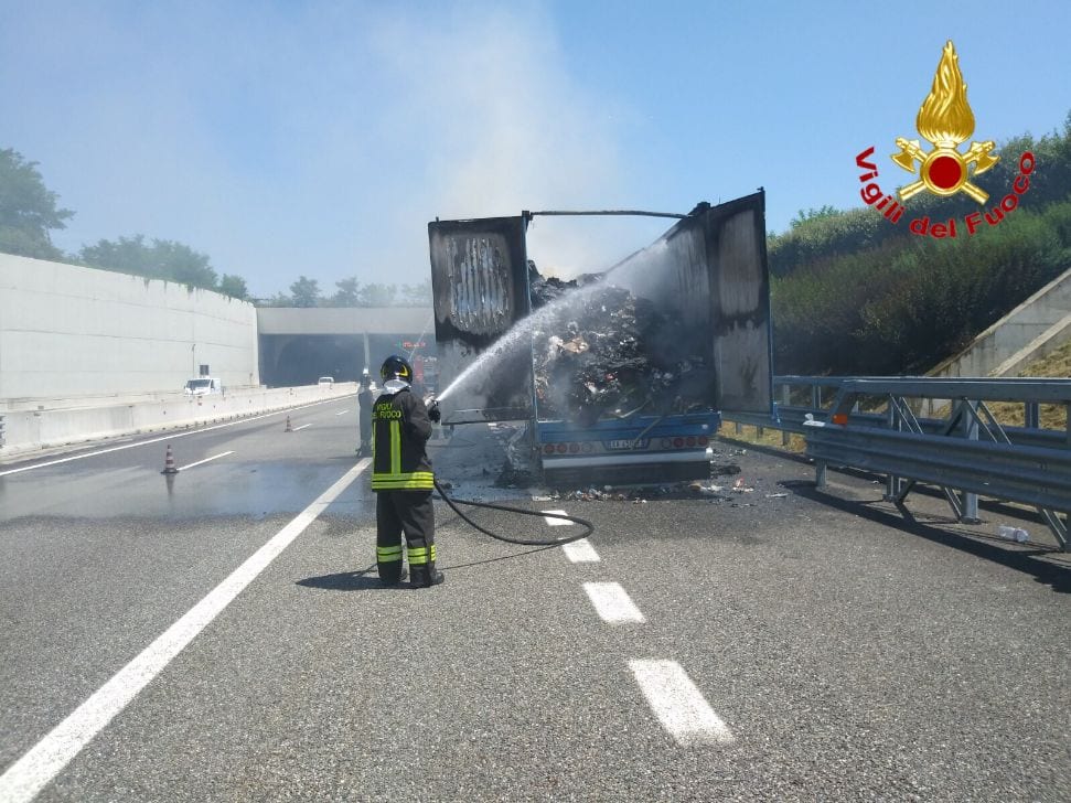 Camion in fiamme sulla Pedemontana