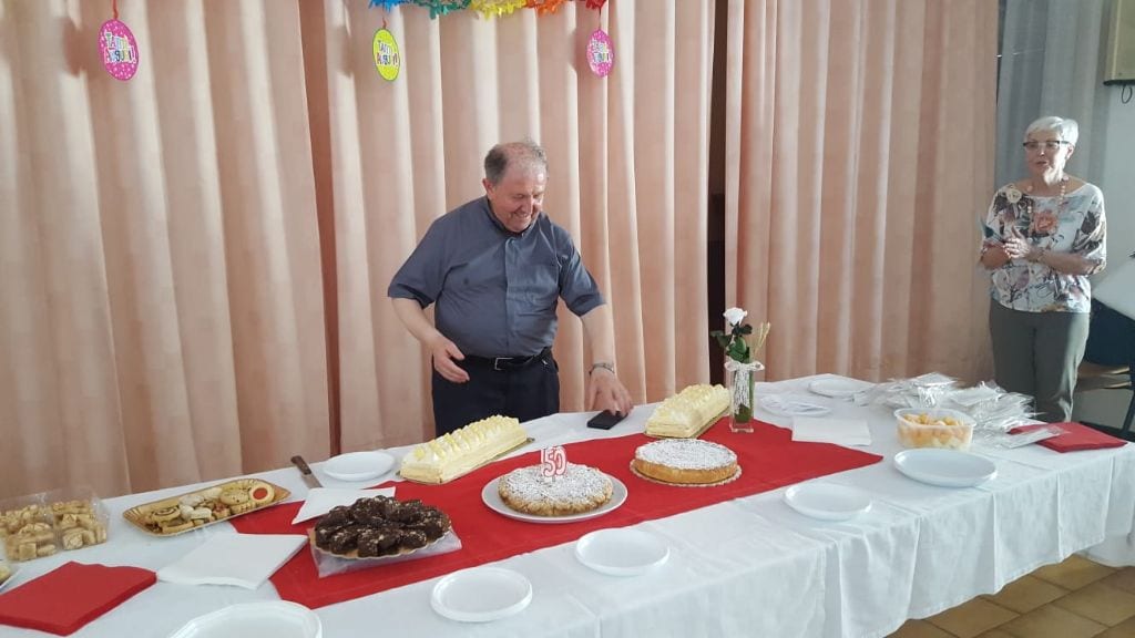 La comunità pastorale festeggia i cinquant’anni di ordinazione di don Angelo