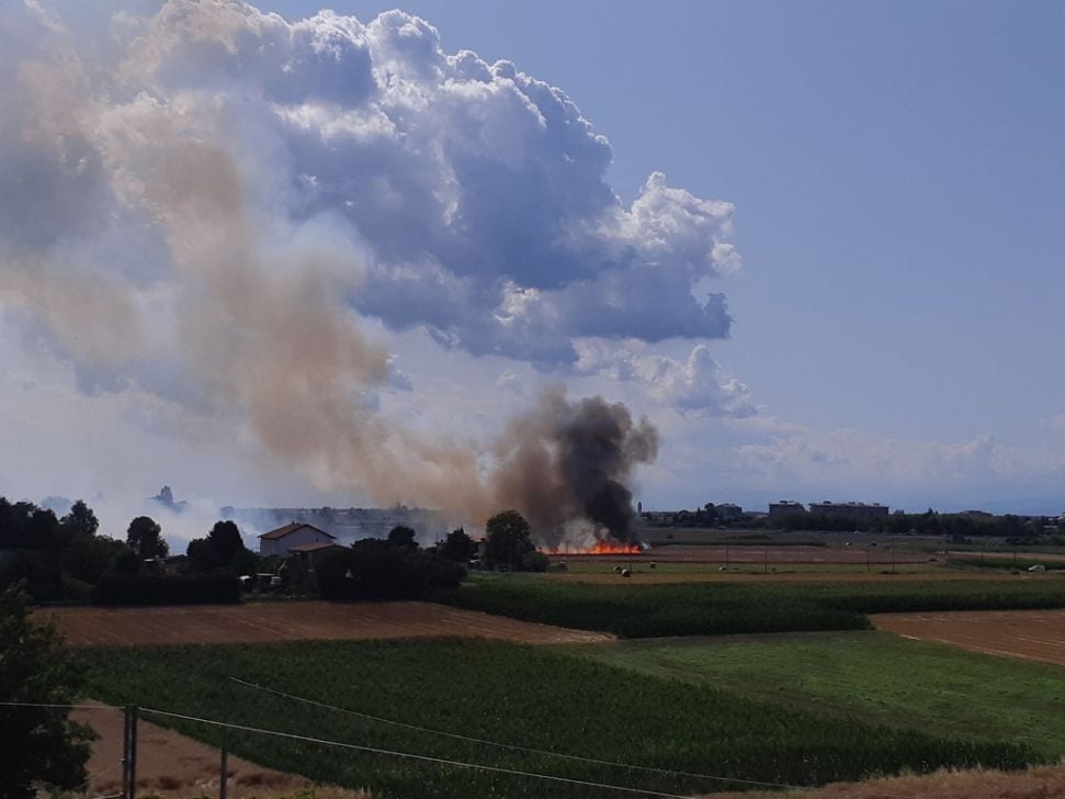 Incendio nell’agro saronnese: fiamme e fumo tra Saronno e Gerenzano
