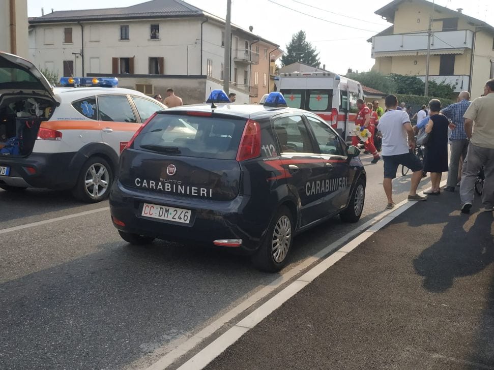Elisoccorso a Lazzate, scontro tra auto e Vespa: ferito anche un bambino