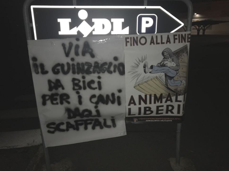 100%animalisti in azione alla Lidl di Cislago: stop alla vendita del guinzaglio da bici
