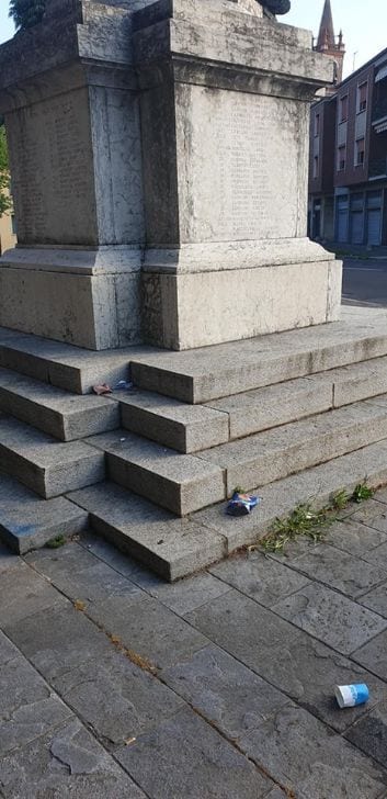 Cislago, sporcaccioni al monumento ai caduti