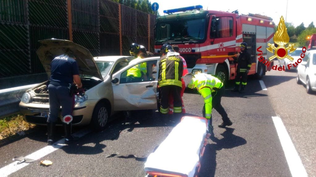 Incidente sulla superstrada per Malpensa, pompieri estraggono i feriti dell’auto