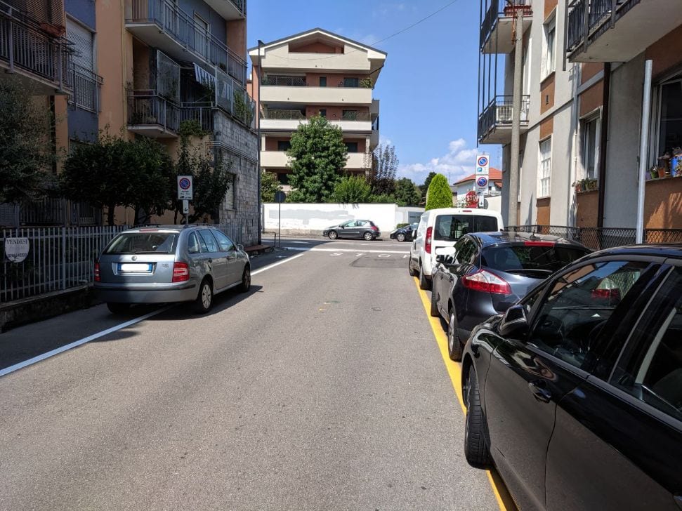 Meno parcheggi e sosta solo col pass: proteste e sosta selvaggia in via Monte Generoso e Monte Bianco