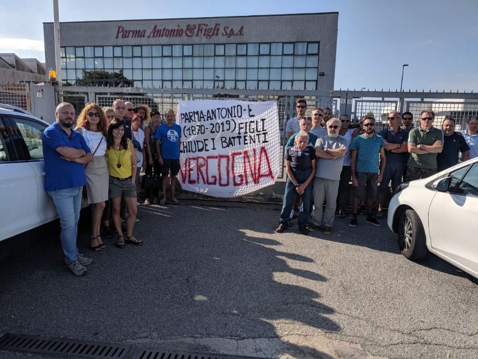 Parma: assemblea dei dipendenti davanti ai cancelli. Lo striscione urla: “Vergogna”