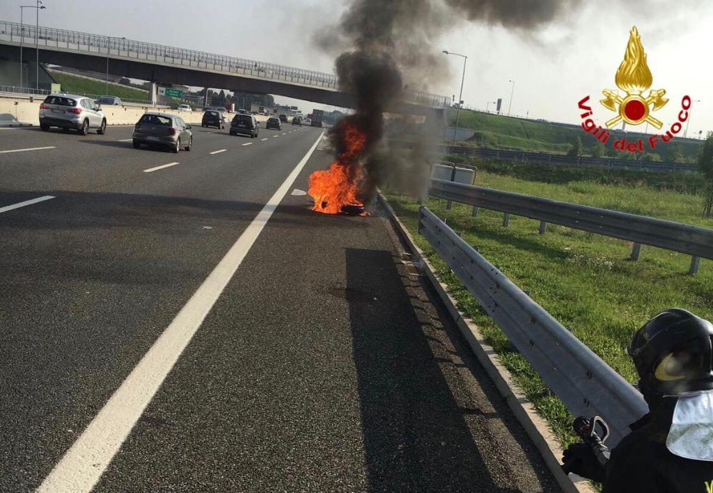 Moto in fiamme in autostrada A9. Illeso il conducente