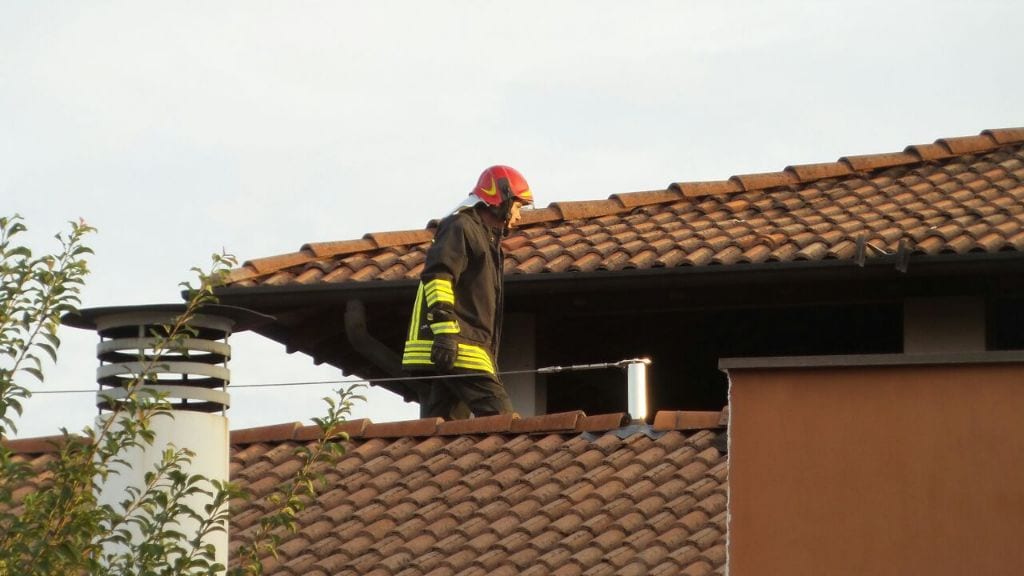 Incendio sul tetto di una villetta a Gerenzano, arrivano i pompieri
