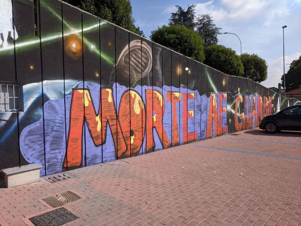 Piazza dei Mercanti, maxi graffito “Morte alle guardie” sul nuovo murales comunale