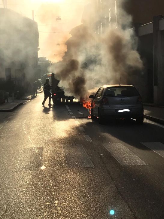 Auto in fiamme in via Caduti Liberazioni: code e rallentamenti. Tutte le foto