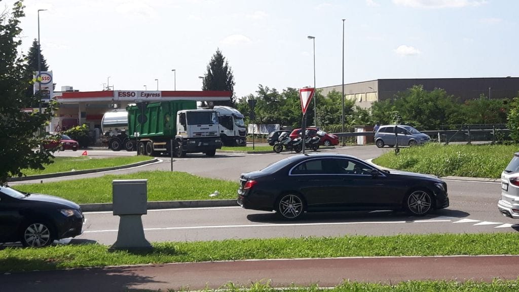 Traffico in tilt: camion guasto, si blocca via Parma