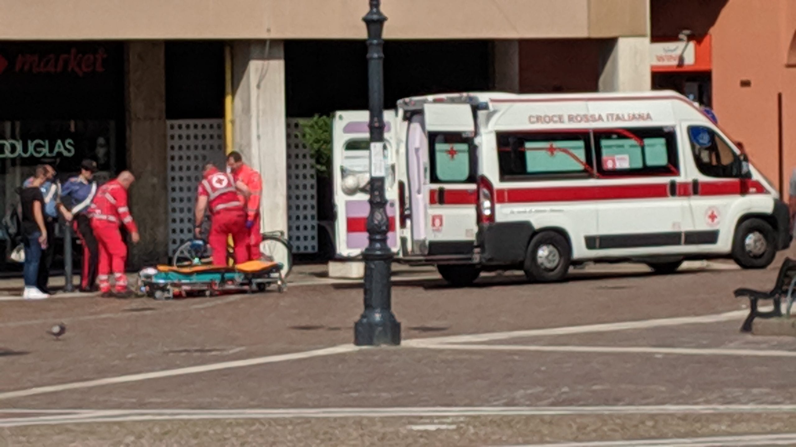 Caduta in piazza Libertà, arriva l’ambulanza
