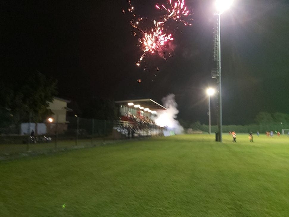 Derby Fbc Saronno-Ceriano, che tifo! All’inizio della partita… anche i fuochi d’artificio