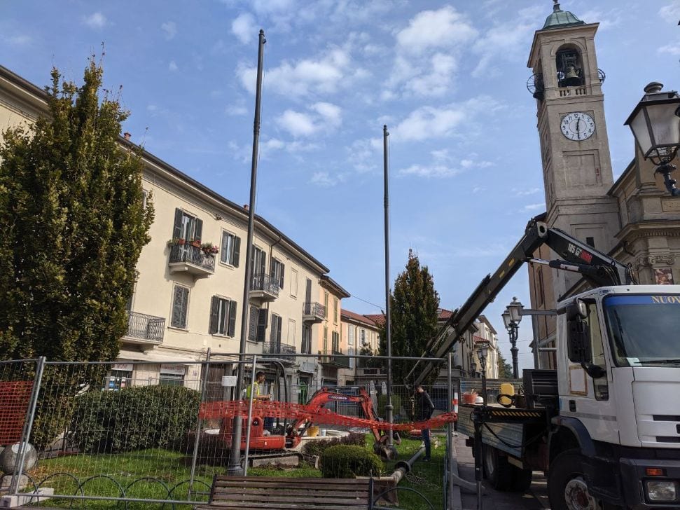 Piazza Libertà: arriva il pennone per la bandiera della Regione Lombardia