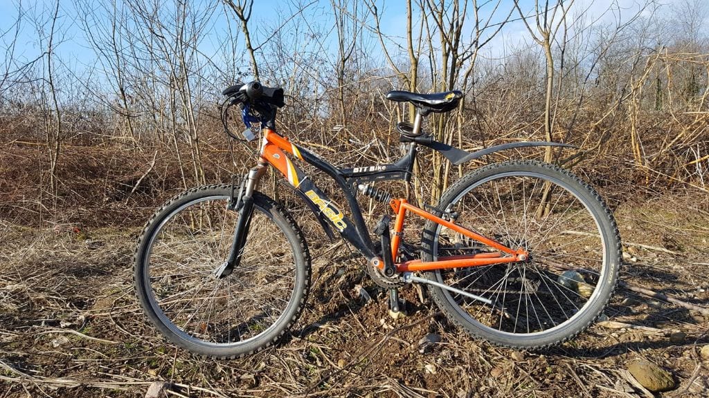 AAA cercasi mountain bike arancione e nera, rubata in piazza Libertà