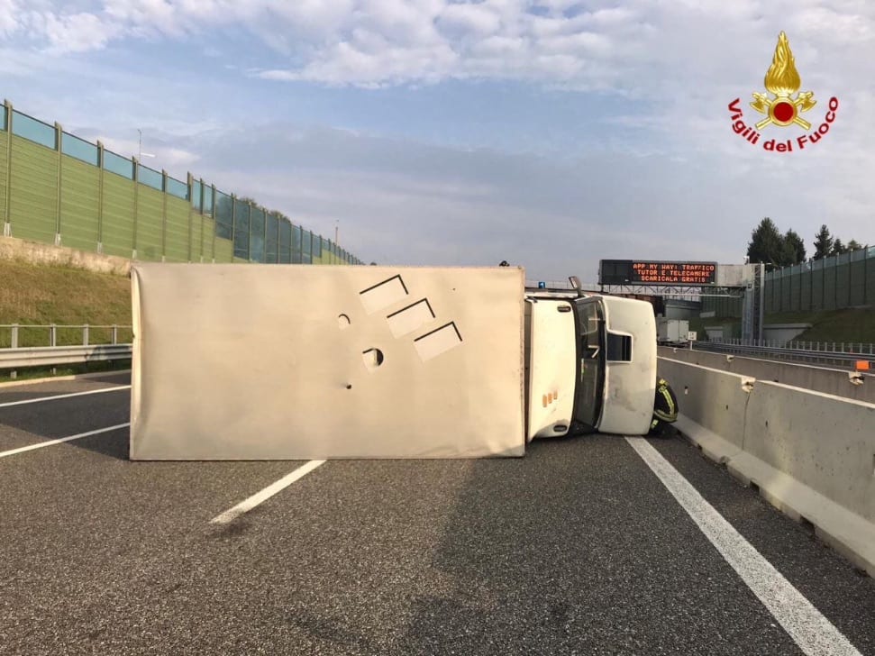 Origgio/Uboldo, furgone ribaltato in autostrada A9: illeso il conducente