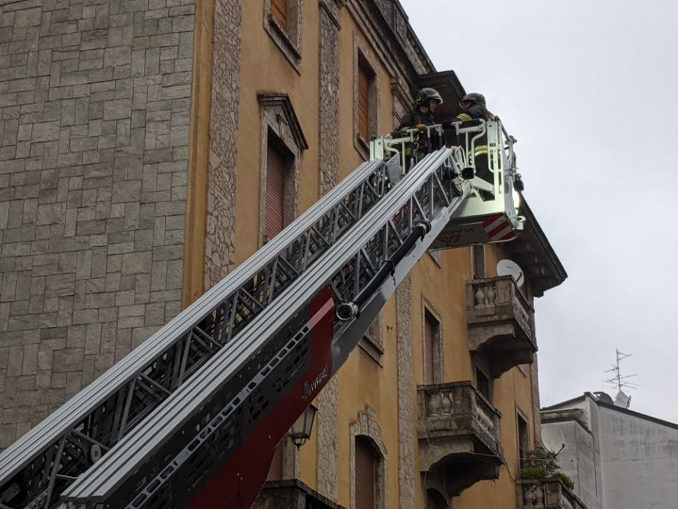 Saronno, soccorso persona in centro: autoscala dei pompieri in via Garibaldi