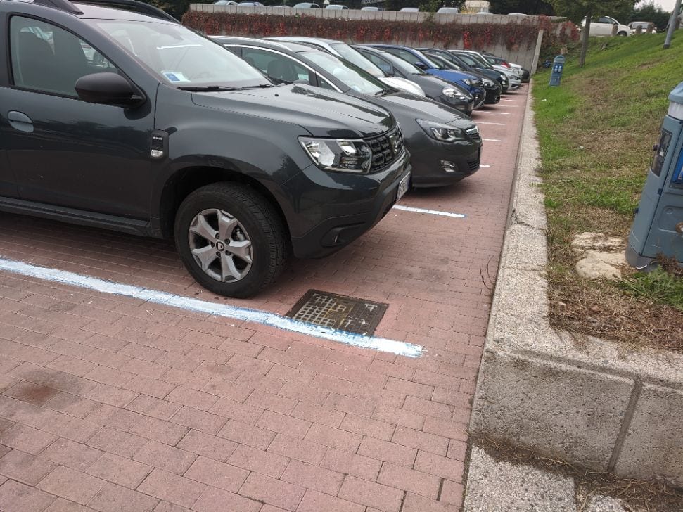 Anarchici cancellano le righe blu dei parcheggi:”Piazza Rossa non si vende”