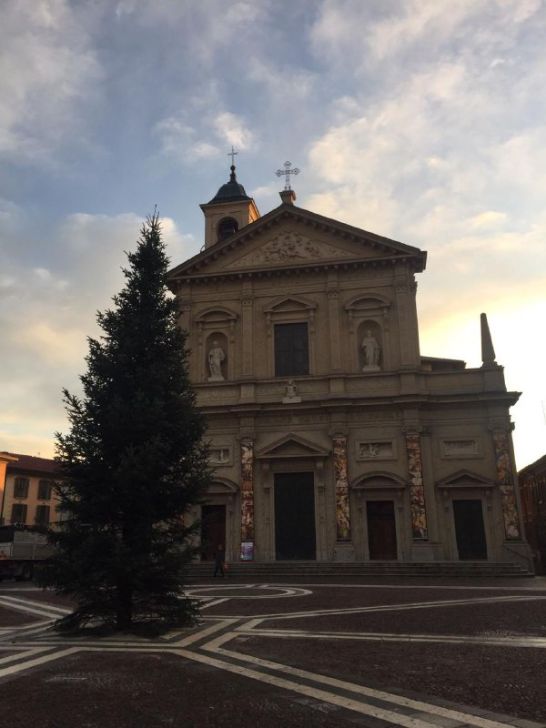 E’ arrivato l’albero di Natale in piazza Libertà: dopo Sluminacchio, si torna alla tradizione