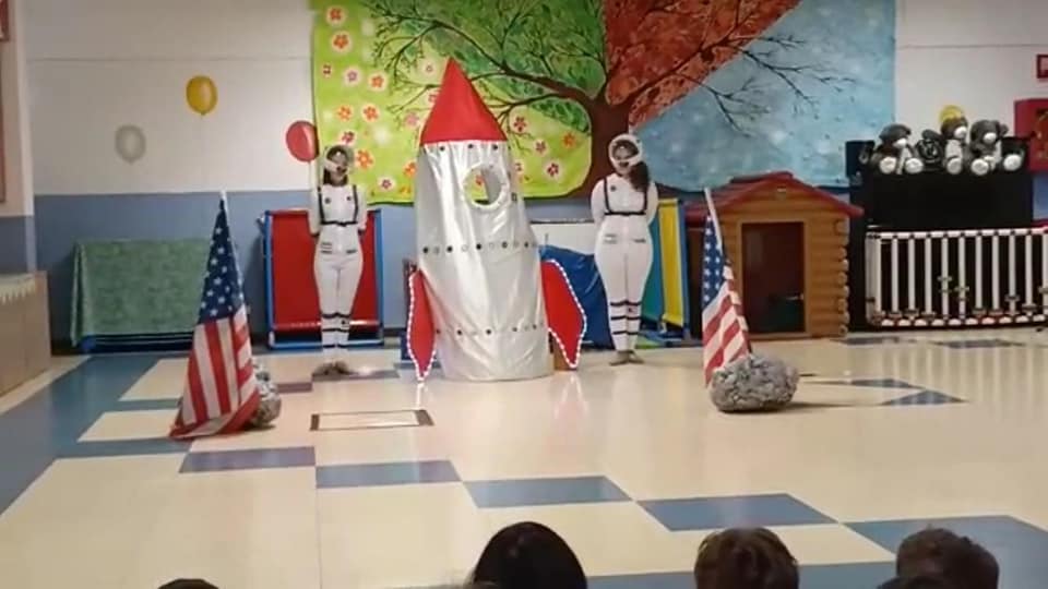 Le Majorette di Gerenzano diventano astronaute alla scuola d’infanzia di Saronno