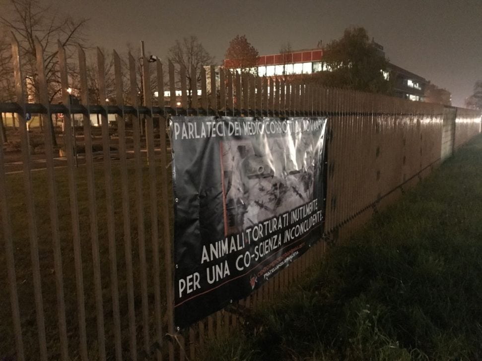 Blitz di Cento per cento animalisti, striscione sulla recinzione di Novartis a Origgio