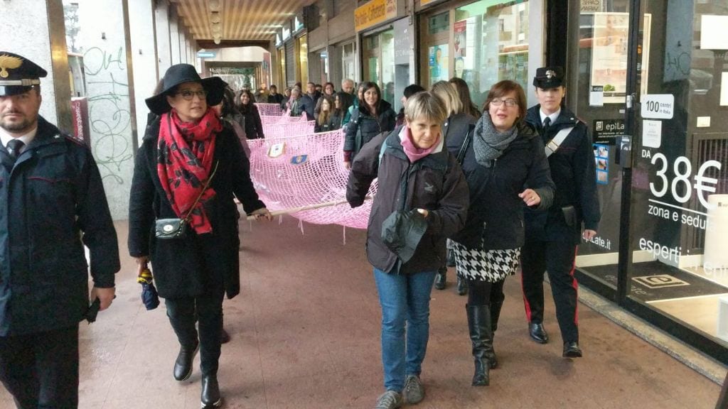Rete Rosa, la lotta alla violenza contro le donne torna a fiorire in piazza