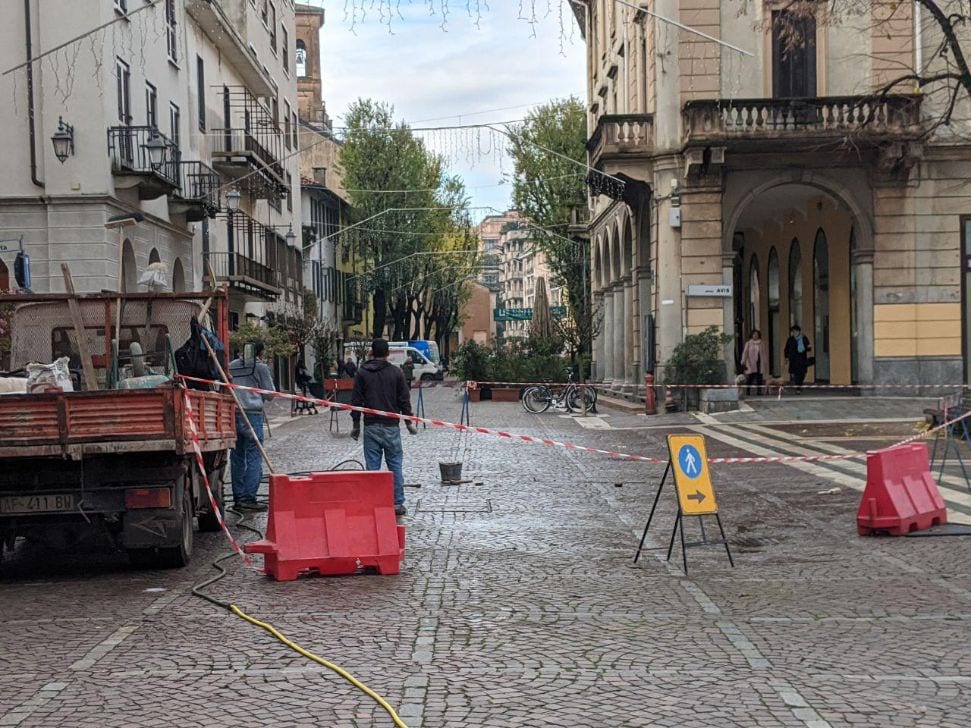 Pavimentazione in centro: la risistemazione è arrivata in piazza Avis