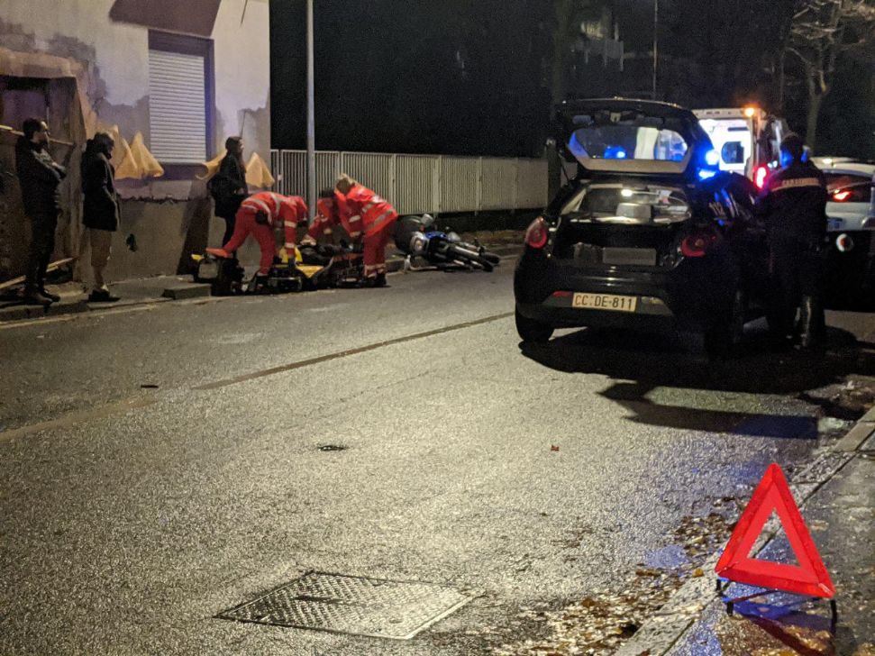 Scooter contro auto in via Miola a Saronno: due giovani feriti