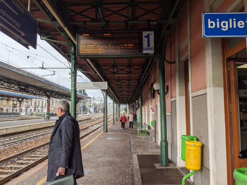Incidente ferrovia: treni bloccati fra Saronno e Fino. Bus sostitutivi, la situazione