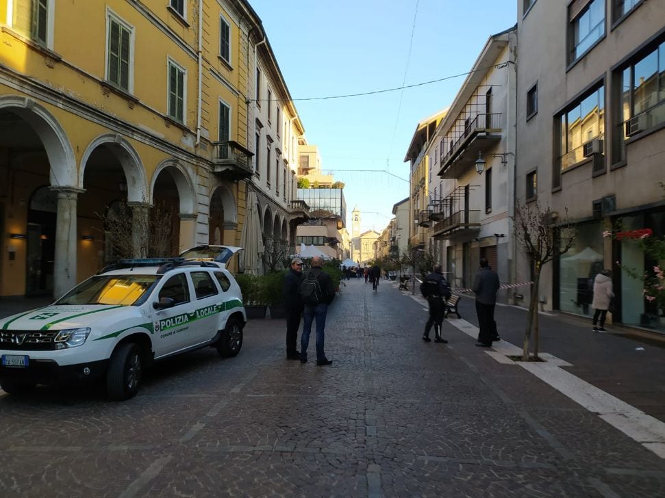 Crollo in un negozio: transennato stabile in corso Italia a Saronno