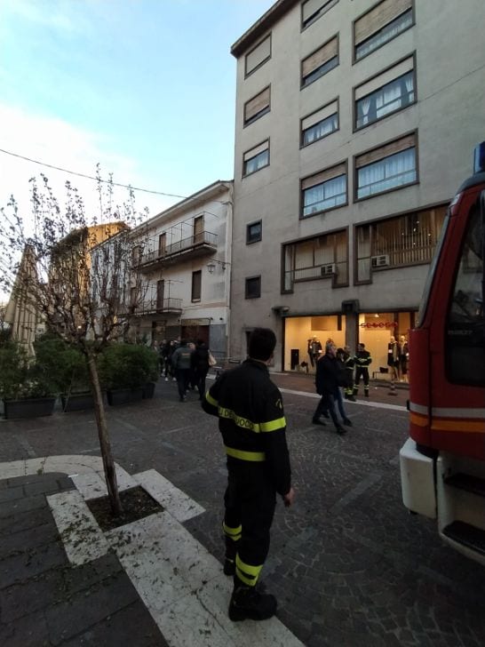 Crollo negozio corso Italia, arrivano i pompieri