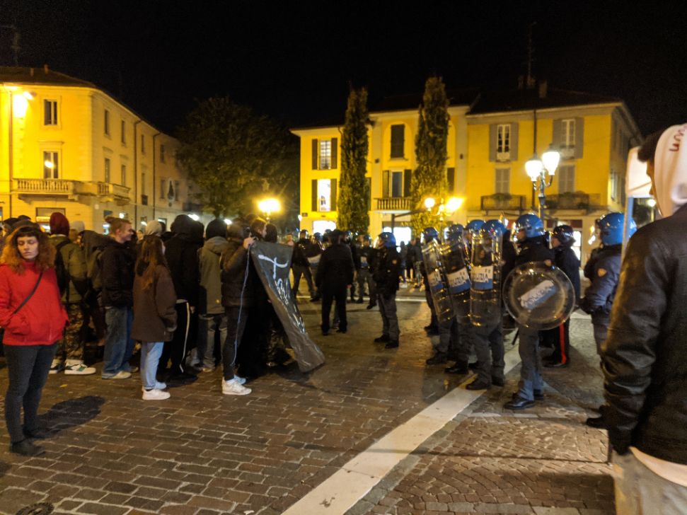 Tensione tra anarchici e forze dell’ordine da piazza Mercanti a piazza Libertà