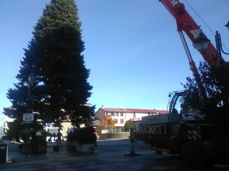 Ecco il grande albero di Natale, sfilata in centro a Lazzate