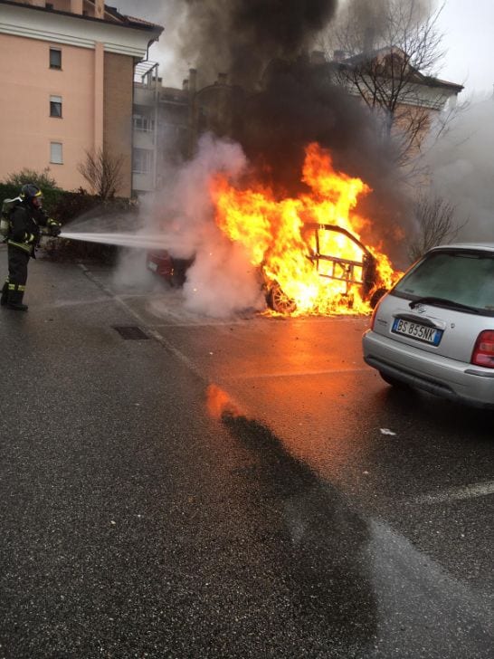 Auto in fiamme nei pressi dell’uscita di Lomazzo sud dell’A9