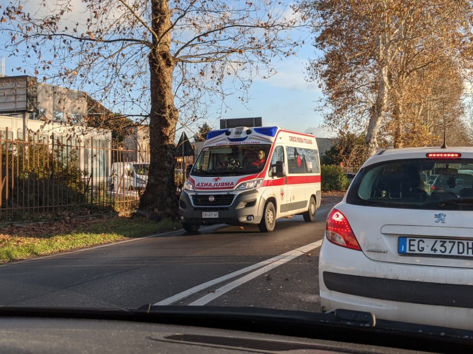 Tamponamento fra auto in viale Europa a Saronno: tre contusi