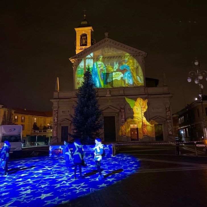Natale, dal tappeto di stelle alla Natività: svelati i giochi di luce in piazza Libertà