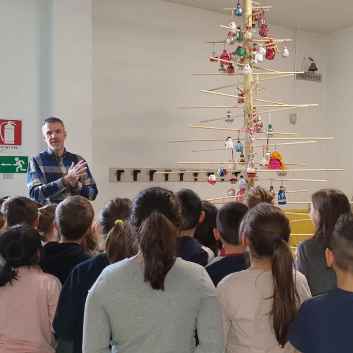 Con decorazioni sostenibili il sindaco Piuri fa l’albero di Natale con i bimbi delle scuole